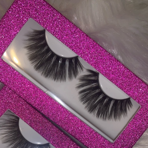 Lashes - Picture 5 of 5